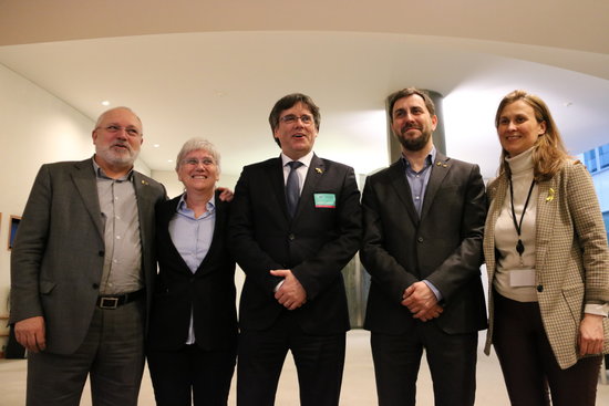 Exiled Catalan politicians, from left to right, Lluís Puig, Clara Ponsatí, Carles Puigdemont, Toni Comín, and Meritxell Serret (by Natàlia Segura)